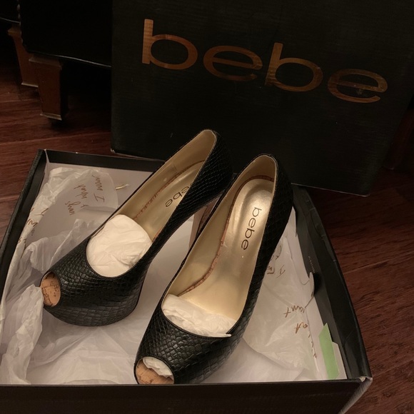 Like new Bebe faux snake skin 6" heel